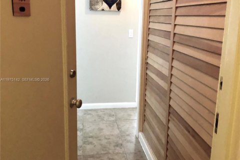 Condo in Miami, Florida, 1 bedroom  № 2174903 - photo 5
