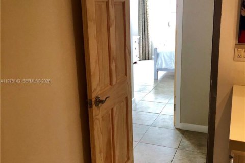 Condo in Miami, Florida, 1 bedroom  № 2174903 - photo 28