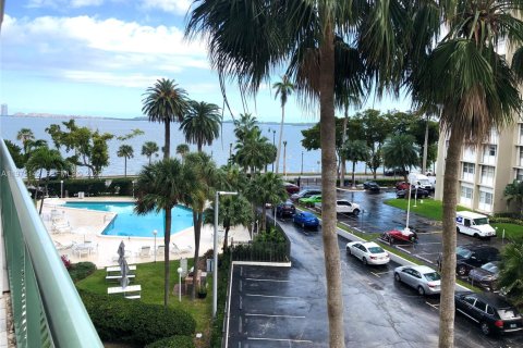 Condo in Miami, Florida, 1 bedroom  № 2174903 - photo 2