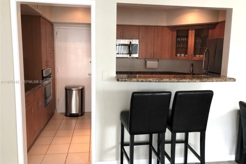 Condo in Miami, Florida, 1 bedroom  № 2174903 - photo 10