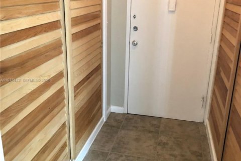 Condo in Miami, Florida, 1 bedroom  № 2174903 - photo 29