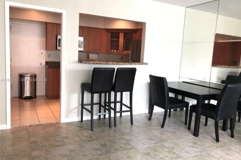 Condo in Miami, Florida, 1 bedroom  № 2174903 - photo 9