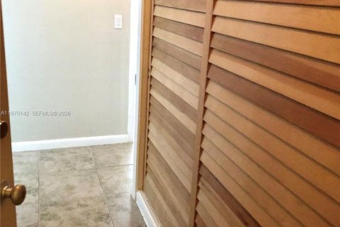 Condo in Miami, Florida, 1 bedroom  № 2174903 - photo 6