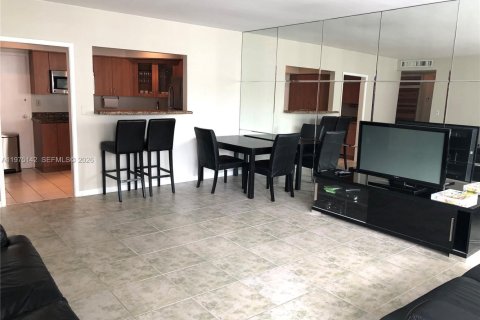 Condo in Miami, Florida, 1 bedroom  № 2174903 - photo 30