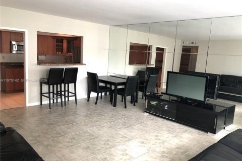 Condo in Miami, Florida, 1 bedroom  № 2174903 - photo 3