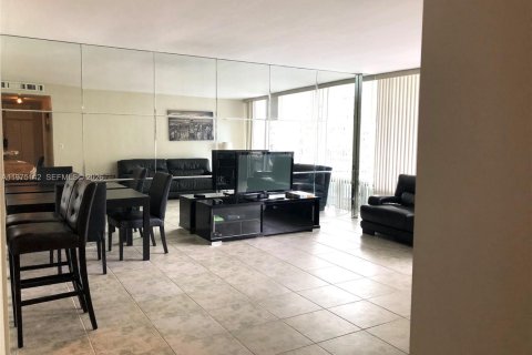 Condo in Miami, Florida, 1 bedroom  № 2174903 - photo 7