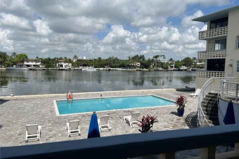Condo in Miami Beach, Florida № 1965170 - photo 1