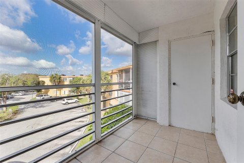 Condo in Deerfield Beach, Florida, 2 bedrooms  № 957069 - photo 1