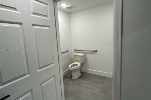 Commercial property in Miami, Florida № 1941682 - photo 12