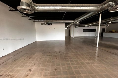 Commercial property in Miami, Florida № 1941682 - photo 16