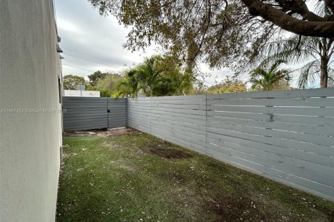 Commercial property in Miami, Florida № 1941682 - photo 13