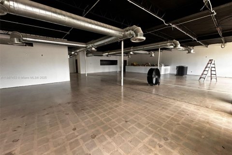 Commercial property in Miami, Florida № 1941682 - photo 17
