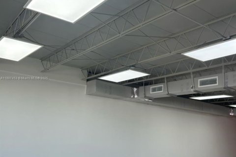 Commercial property in Miami, Florida № 1941682 - photo 10
