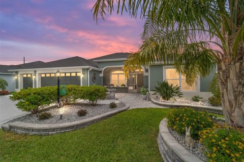 House in The Villages, Florida 4 bedrooms, 215.07 sq.m. № 1770192 - photo 1