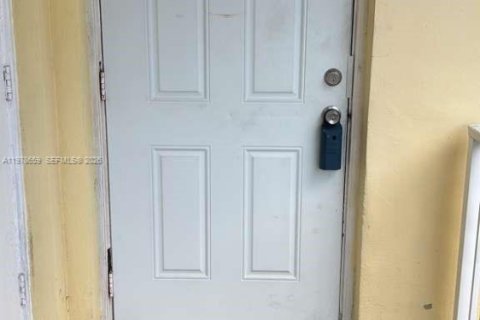 Condo in Miami, Florida, 1 bedroom  № 2044477 - photo 9