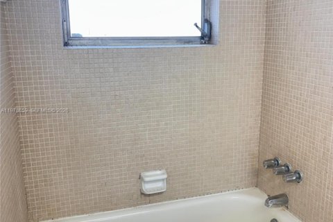 Condo in Miami, Florida, 1 bedroom  № 2044477 - photo 2