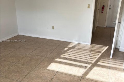 Condo in Miami, Florida, 1 bedroom  № 2044477 - photo 7