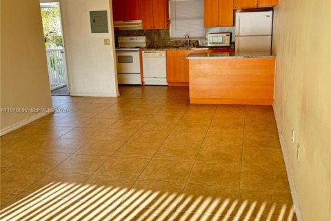 Condo in Miami, Florida, 1 bedroom  № 2044477 - photo 6