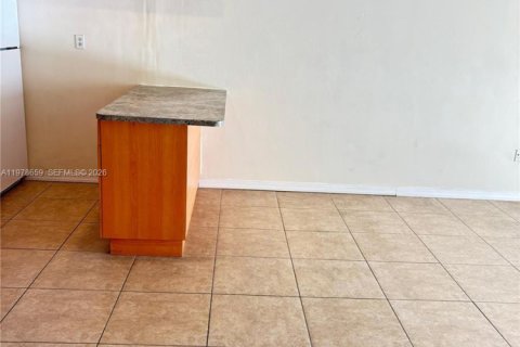 Condo in Miami, Florida, 1 bedroom  № 2044477 - photo 5