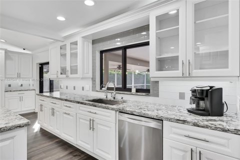Casa en venta en Coral Springs, Florida, 5 dormitorios, 333.89 m2 № 1847796 - foto 10