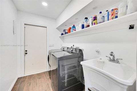 Casa en venta en Coral Springs, Florida, 5 dormitorios, 333.89 m2 № 1847796 - foto 5
