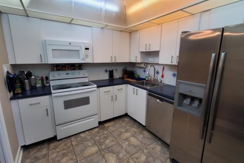 Condo in Pompano Beach, Florida, 3 bedrooms № 2250155 - photo 6