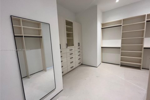 Villa ou maison à louer à North Miami, Floride: 7 chambres, 597.73 m2 № 1981784 - photo 9