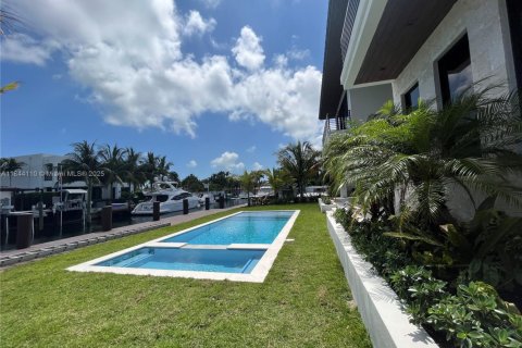 Villa ou maison à louer à North Miami, Floride: 7 chambres, 597.73 m2 № 1981784 - photo 17