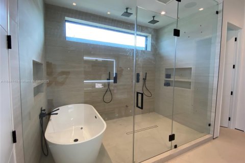 Villa ou maison à louer à North Miami, Floride: 7 chambres, 597.73 m2 № 1981784 - photo 12