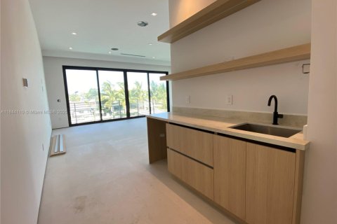 Villa ou maison à louer à North Miami, Floride: 7 chambres, 597.73 m2 № 1981784 - photo 8