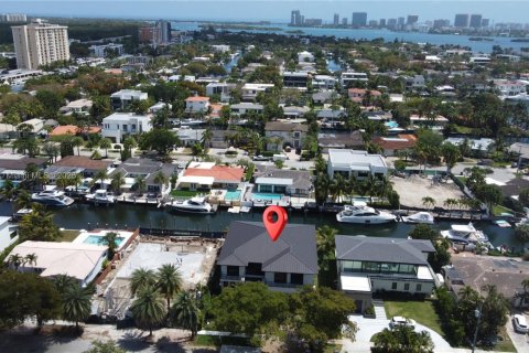 Villa ou maison à louer à North Miami, Floride: 7 chambres, 597.73 m2 № 1981784 - photo 21