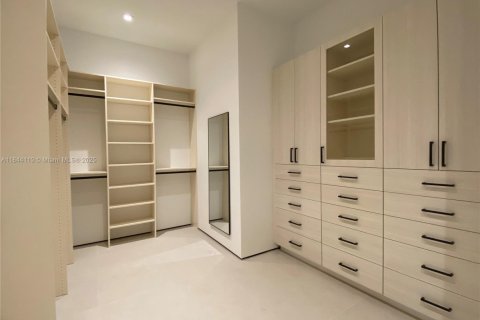 Villa ou maison à louer à North Miami, Floride: 7 chambres, 597.73 m2 № 1981784 - photo 10