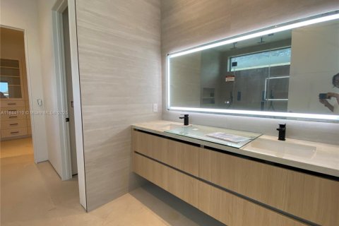 Villa ou maison à louer à North Miami, Floride: 7 chambres, 597.73 m2 № 1981784 - photo 13