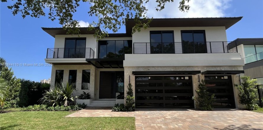 Villa ou maison à North Miami, Floride 7 chambres, 597.73 m2 № 1981784