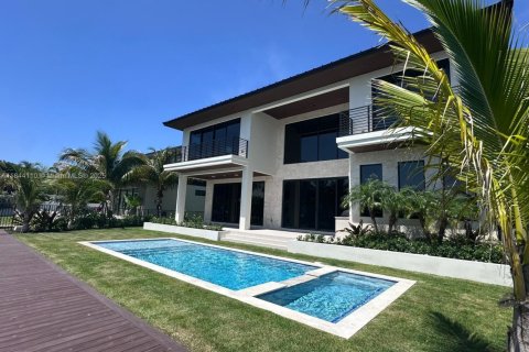 Villa ou maison à louer à North Miami, Floride: 7 chambres, 597.73 m2 № 1981784 - photo 3