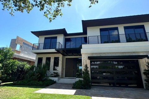 Villa ou maison à louer à North Miami, Floride: 7 chambres, 597.73 m2 № 1981784 - photo 2