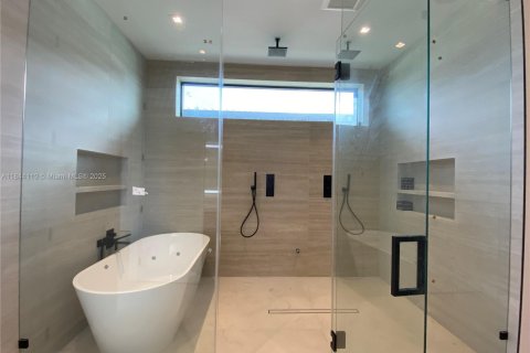 Villa ou maison à louer à North Miami, Floride: 7 chambres, 597.73 m2 № 1981784 - photo 11