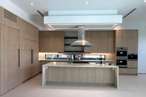 Villa ou maison à louer à North Miami, Floride: 7 chambres, 597.73 m2 № 1981784 - photo 4