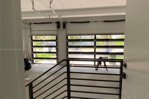 Villa ou maison à louer à North Miami, Floride: 7 chambres, 597.73 m2 № 1981784 - photo 24