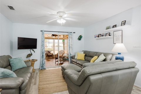 Townhouse in Punta Gorda, Florida 2 bedrooms, 100.15 sq.m. № 2155728 - photo 13