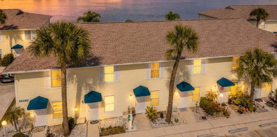 Townhouse in Punta Gorda, Florida 2 bedrooms, 100.15 sq.m. № 2155728