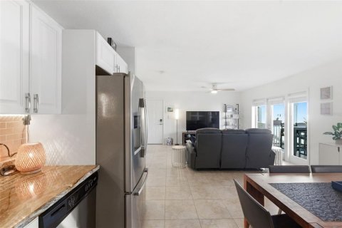 Condo in Saint Petersburg, Florida, 2 bedrooms  № 2155242 - photo 8