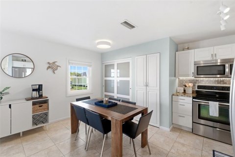 Condo in Saint Petersburg, Florida, 2 bedrooms  № 2155242 - photo 13