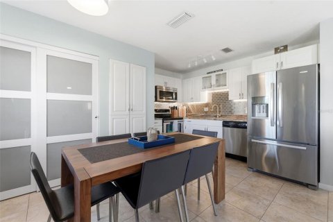 Condo in Saint Petersburg, Florida, 2 bedrooms  № 2155242 - photo 7