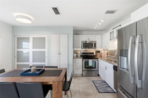 Condo in Saint Petersburg, Florida, 2 bedrooms  № 2155242 - photo 14