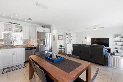 Condo in Saint Petersburg, Florida, 2 bedrooms  № 2155242 - photo 11