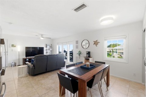 Condo in Saint Petersburg, Florida, 2 bedrooms  № 2155242 - photo 9