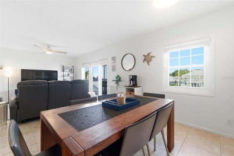 Condo in Saint Petersburg, Florida, 2 bedrooms  № 2155242 - photo 6