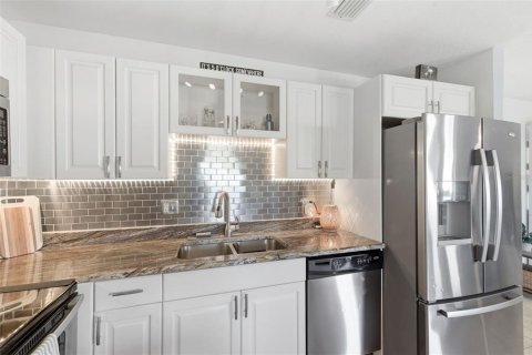 Condo in Saint Petersburg, Florida, 2 bedrooms  № 2155242 - photo 12