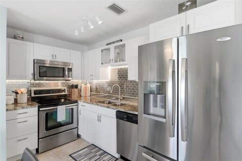 Condo in Saint Petersburg, Florida, 2 bedrooms  № 2155242 - photo 15